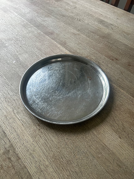 Metallinen pyöreä tarjotin