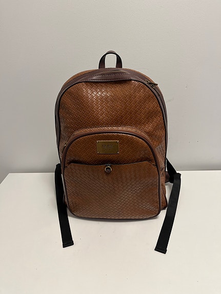 Guess ruskea reppu naisille