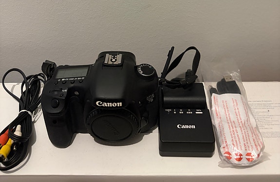 Canon 7D digitaalinen järjestelmäkamera runko + Canon laturi + johdot