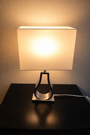 Design‑pöytälamppu, alumiininen jalka.