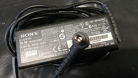 Sony läppärin laturi 19.5V x 2.3A