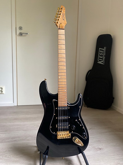 Keisel Delos HSS (Jet Black/Flamed Roasted Maple Neck)