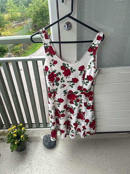 H&M Divided kukkamekko koko 42 valkoinen punaisilla ruusuilla