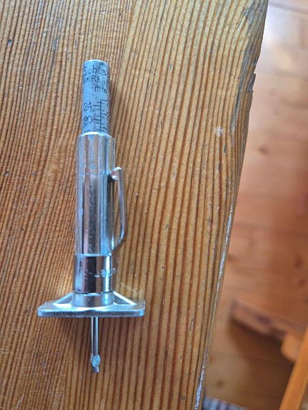 Vintage Schrader -renkaan urasyvyysmittari (tyre gauge), 1950-1970-luku
