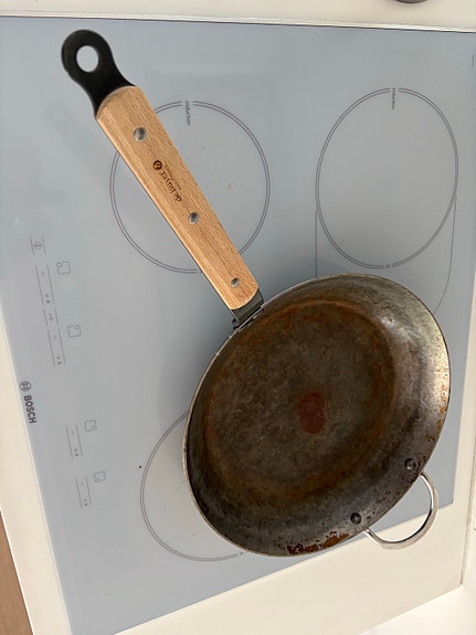 De Buyer 32cm hiiliteräspannu puukahvalla