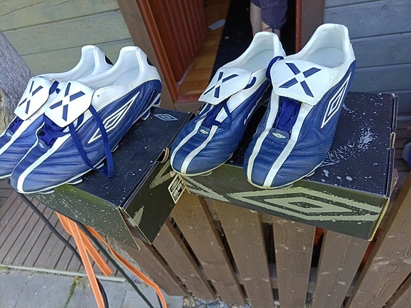 Umbro Element-R KTK FG jalkapallokengät koko 41,5 sininen valkoinen