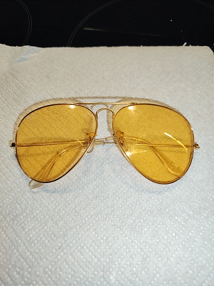 Ray-Ban aviator-aurinkolasit keltaisilla linsseillä unisex