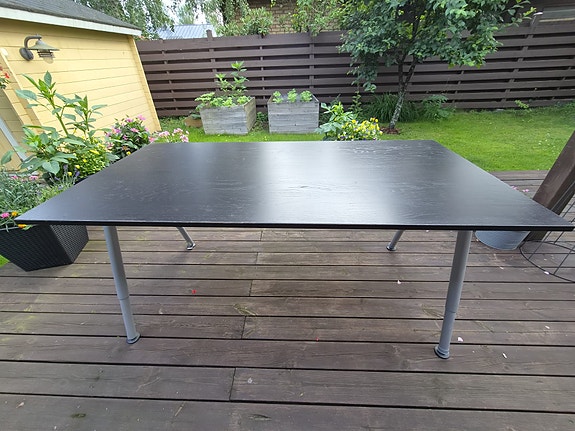 Työpöytä säädettävillä metallijaloilla