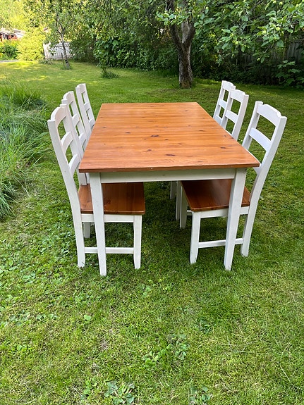 Ruokapöytä ja tuolit