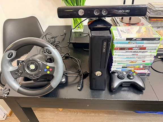 Microsoft Xbox 360 pelikonsoli ohjaimella, rattilla ja Kinectillä