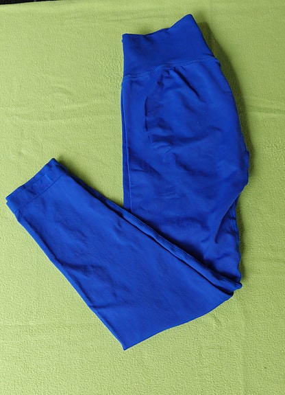 Kirkkaan siniset legginssit