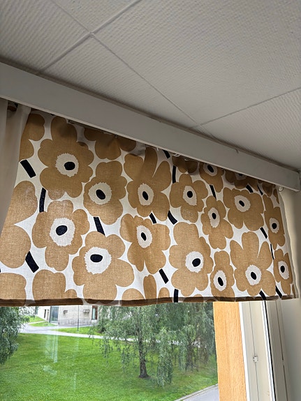Marimekko Unikko verhokappa beige kukkakuosi