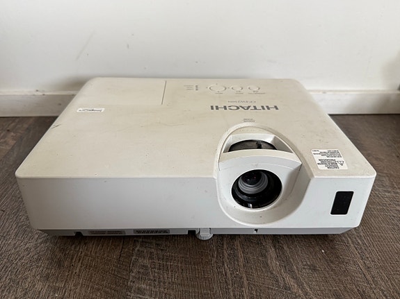 Hitachi CP-EW250N videoprojektori ja valkokangas