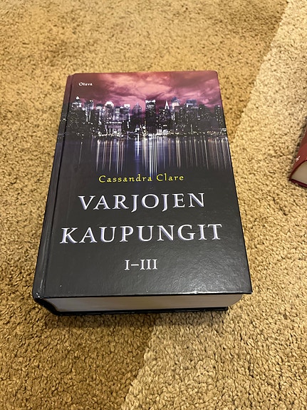 Cassandra Clare Varjojen kaupungit I–III kirja
