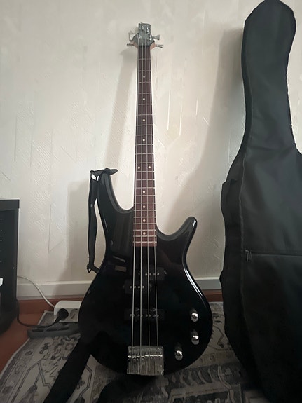 Ibanez bassokitara ja vahvistin