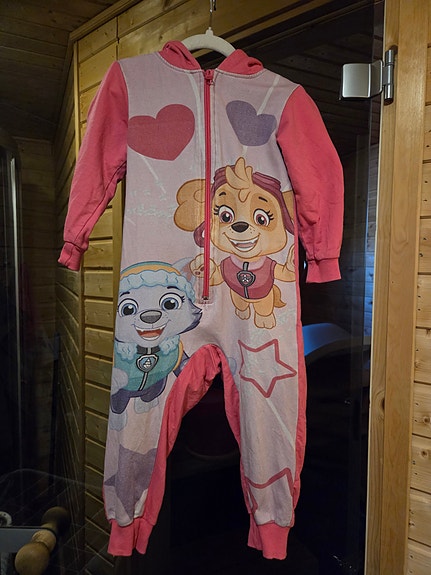 Ryhmä hau haalari kokoa 92/98