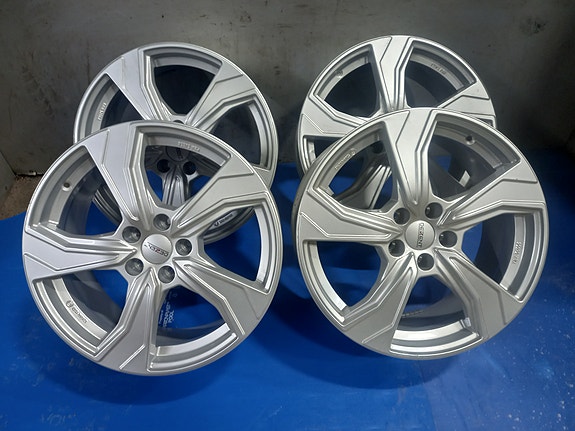 UUDET! Dezent KB Silver 18x8" 5x108 Uudet! Volvo XC 60/90, Jeep...