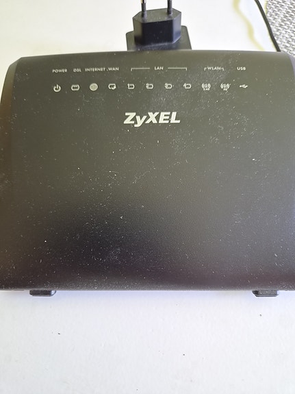 ZyXEL reititin musta