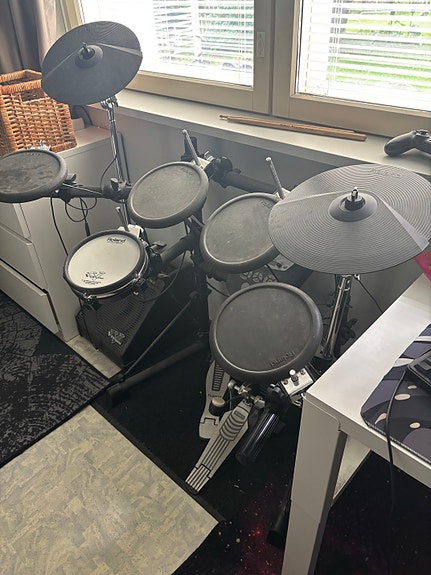 Roland TD-6V sähkörummut ja Roland vahvistin