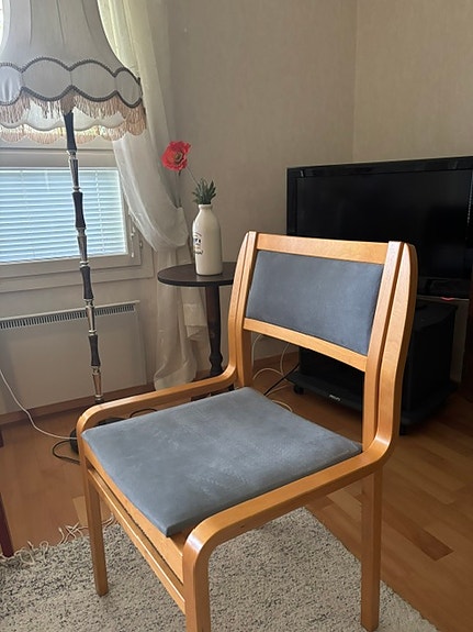 Laadukkaat tuolit, siniharmaa Alcantara päällys.