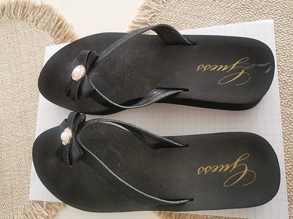 Guess mustat sandaalit 39