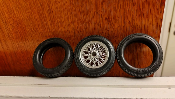 Burago renkaat 16x6.00 ja vanne 1:18