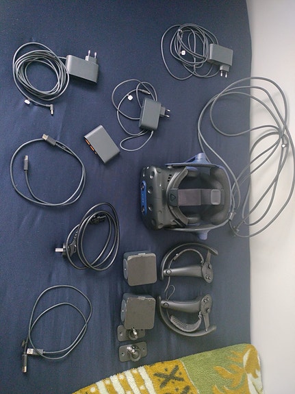 HTC Vive PRO 2 virtuaalilasit ja Valve index ohjaimet