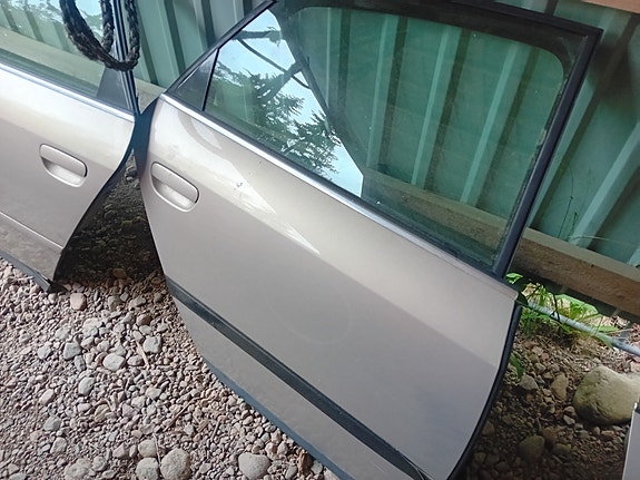 Audi auton ovet takasivuovet