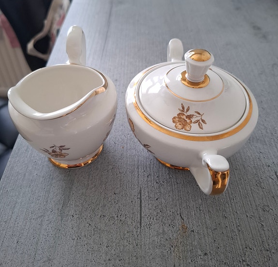 Arabia Myrna kermakko 5€ ja Myrna sokerikko 10€.