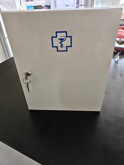 Lukollinen lääkekaappi valkoinen