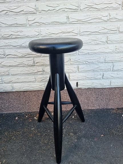 Artek musta jakkara rocket