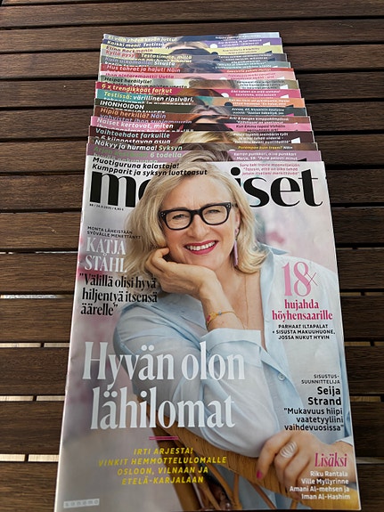 Me Naiset -lehtiä nippu