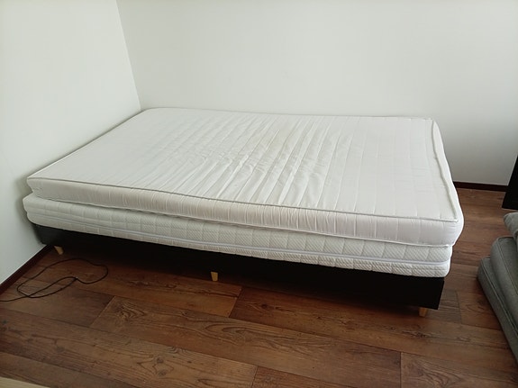 Sänky 120cm + patjat