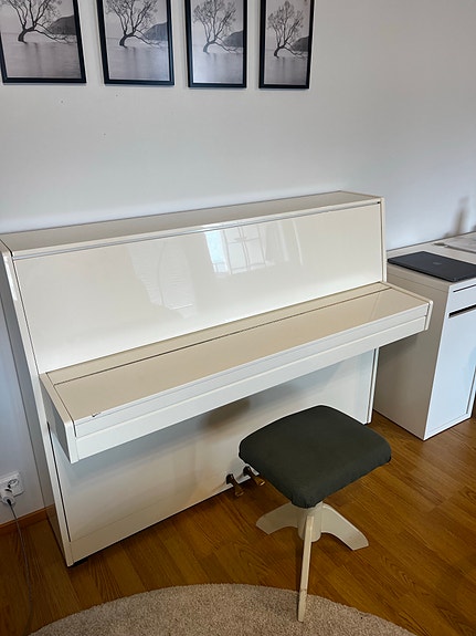 Hellas valkoinen pystypiano