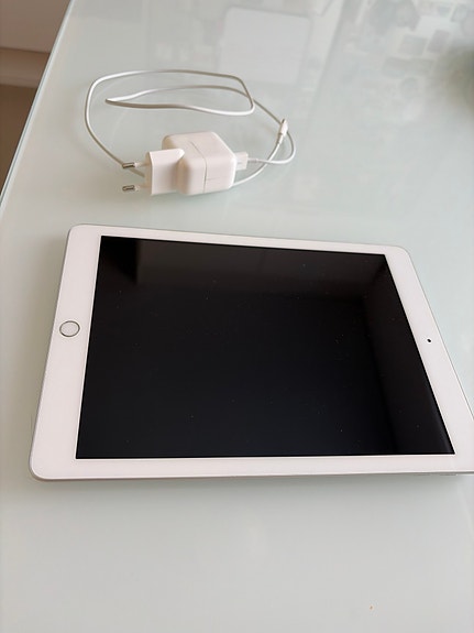 Apple iPad tabletti 32 GB hopea