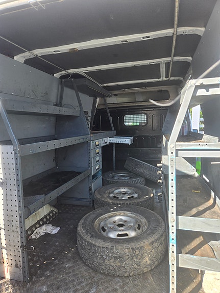 Hyllyt, pakettiauto Hyllyt. Metallia.
