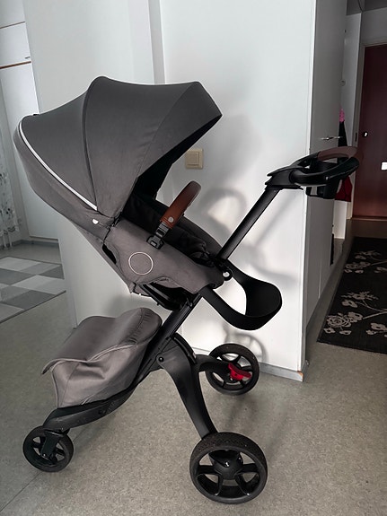 Stokke yhdistelmävaunut ja turvakaukalo, harmaa/musta