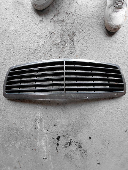 Mercedes-Benz etusäleikkö / maski