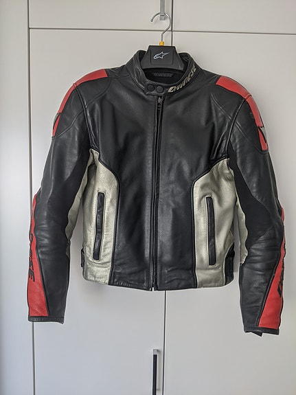 Dainese nahkainen ajotakki selkäpanssarilla, koko 50, musta–punainen–hopea