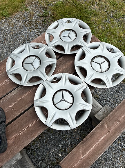 Mercedes-Benz pölykapselit 4 kpl