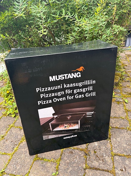 Myydään Mustang pizzauuni kaasugrilliin