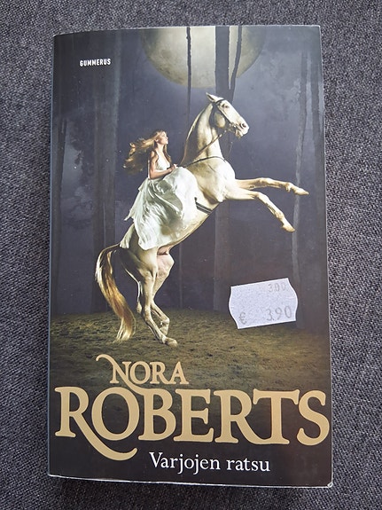 Nora Roberts Varjojen ratsu