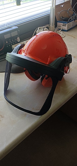 Uusi metsuri kypärä visiirillä ja kuulosuojaimilla