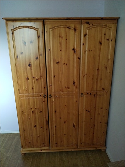 Vaatekaappi (mäntyä)