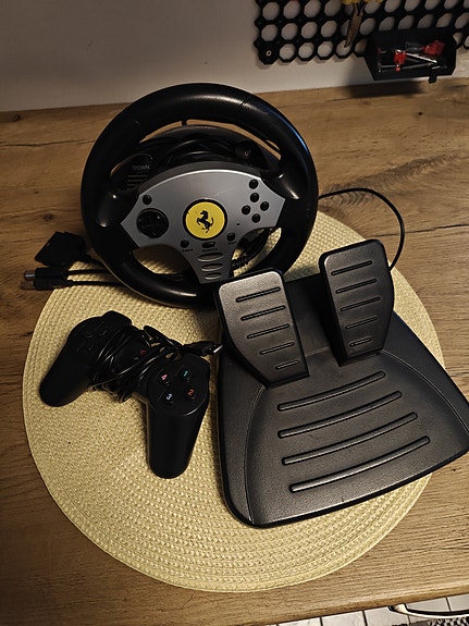PlayStation 2 rattiohjain ja polkimet