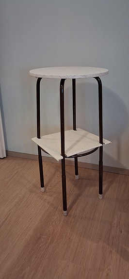 Kaunis pöytä 25 €.