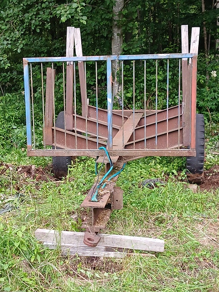 Traktorin metsäkärry puiden ajoon