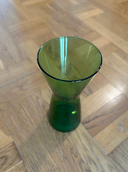 Myydään Iittala Kartio vihreä maljakko.
