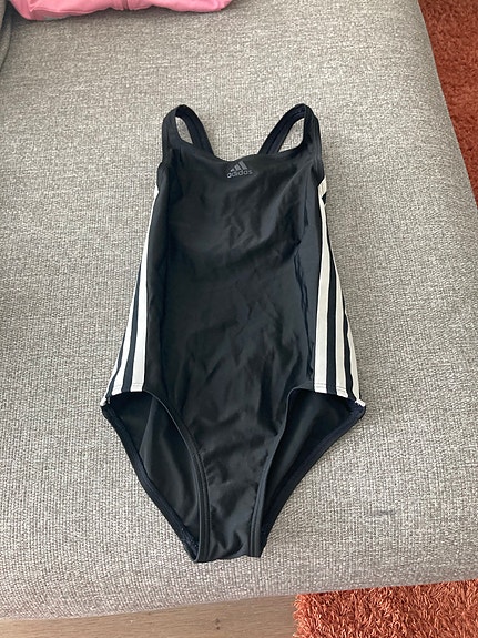 Adidas uimapuku koko 128 musta