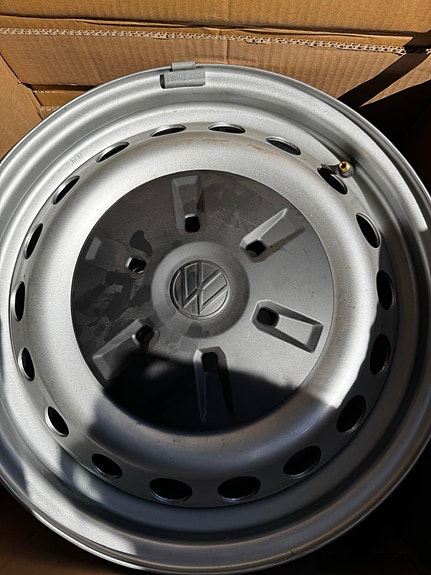 Uudet Volkswagen Transporter 2026 alkuperäiset 16" peltivanteet TPMS-antureilla